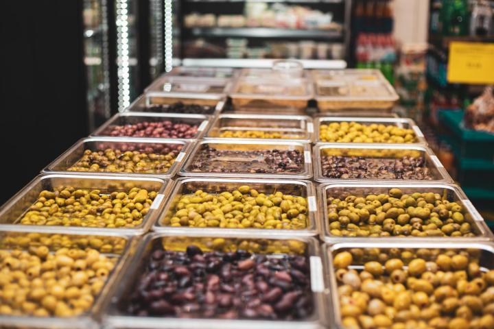Nous vendons des épices, des olives, des noix, des cafés et des thés sous différentes formes